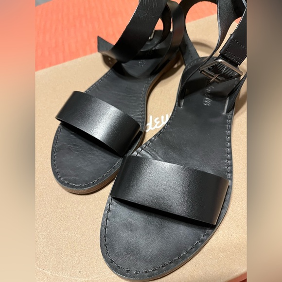 Madewell Boardwalk black Sandals.  Size 7, 6.5 *see description.  Worn once? - Picture 2 of 7